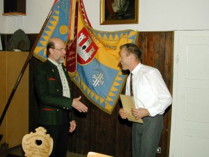 Obmann Erhard Unger &uuml;berreicht Martin Martinek die Ehrenmitglieds-Urkunde.
